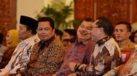 Wapres Jusuf Kalla berbincang dengan Ketua MPR Zulkifli Hasan (kanan), Jakarta, Senin (10/11/2014). (Liputan6.com/Andrian M Tunay)