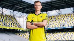 Setelah membela Nottingham Forest sejak tengah musim 2021/2022, Sam Surridge hijrah ke MLS untuk bergabung dengan Nashville yang mengontraknya selama 3,5 tahun hingga 31 Desember 2026. Ia didatangkan Nashville dengan nilai transfer 5,8 juta euro atau setara Rp97,4 miliar. (Nashville SC)