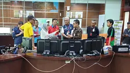 Plt Direktur Utama PLN Sripeni Inten Cahyani melakukan sidak memastikan pasokan listrik saat pelantikan Jokowi-Ma'ruf Amin di UPB (Unit Pengatur Beban) Cawang, Jakarta, Minggu (20/10/2019).  PLN menyebut sedang siaga pada H-2 hingga H+1 pelantikan presiden. (Dok. PLN)