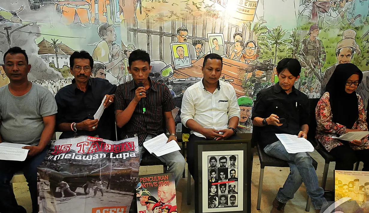 Sejumlah keluarga korban orang hilang memberikan keterangan pers di Kontras Jakarta, Kamis (4/12/2014). (Liputan6.com/Johan Tallo)