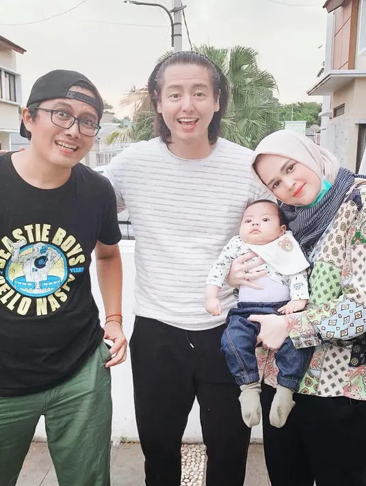 Terlepas dari desainnya, Roger Danuarta pun mementingkan lingkungan di sekitar. Namun ia bersyukur karena memiliki lingkungan yang aman dan tetangga sekitarnya juga baik terhadapnya. (Instagram/rogerojey)