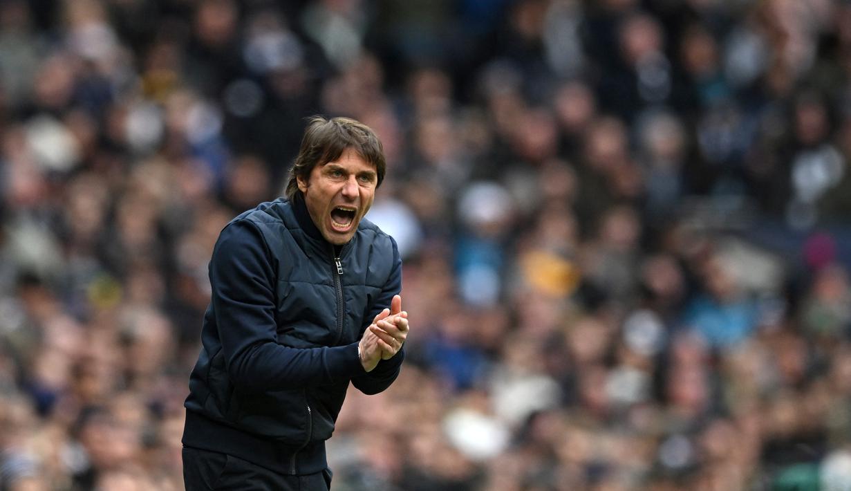 Antonio Conte merupakan salah satu pelatih ternama yang tersedia saat ini. Juru taktik asal Italia ini belum lagi mendapat pekerjaan setelah berpisah dengan Tottenham pada Maret 2023 lalu. Conte berhasil membawa Juventus, Inter Milan dan Chelsea meraih juara liga. Dia juga mengantarkan timnas Italia ke perempat final Euro 2016. (AFP/Justin Tallis)