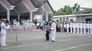Keluarga Amoroso Katamsi mengikuti prosesi penyerahan jenazah secara kenegaraan di halaman Masjid Imam Bonjol, Pondok Labu, Jakarta, Senin (17/4). Pemeran Presiden Soeharto di film "G30S/PKI" itu meninggal pada usia 79 tahun. (Liputan6.com/Faizal Fanani)