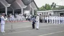 Keluarga Amoroso Katamsi mengikuti prosesi penyerahan jenazah secara kenegaraan di halaman Masjid Imam Bonjol, Pondok Labu, Jakarta, Senin (17/4). Pemeran Presiden Soeharto di film "G30S/PKI" itu meninggal pada usia 79 tahun. (Liputan6.com/Faizal Fanani)