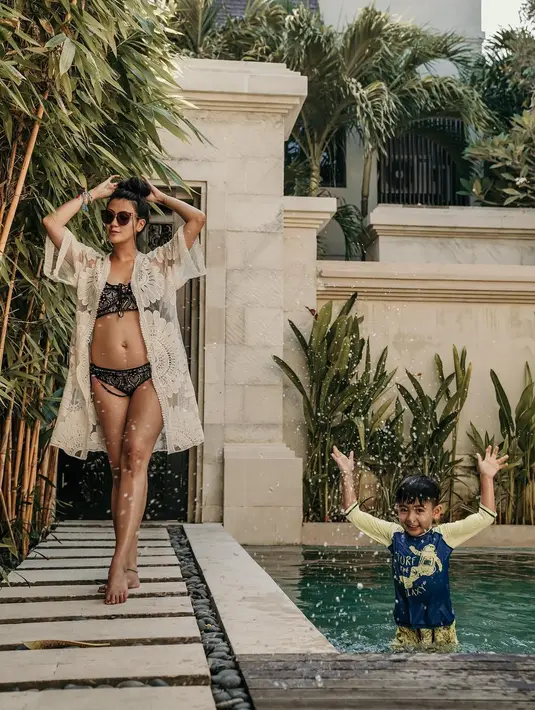 Lihat betapa cantik dan seksinya Sharena Gunawan saat berpose di tepi kolam renang. Ia menyempurnakan penapilannya dengan mengenakan kacamata hitam. (Foto: instagram.com/tail_wagging)