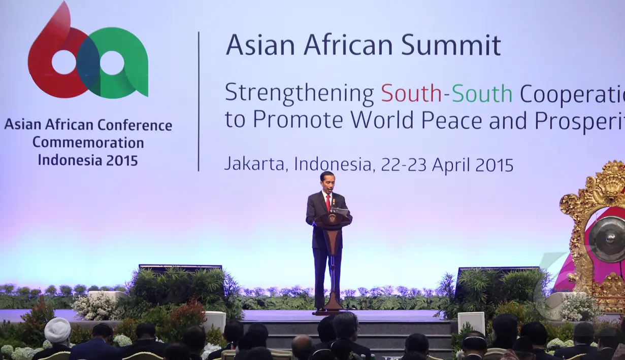 Presiden Indonesia, Joko Widodo memberikan sambutan pada acara pembukaan Konfrensi Tingkat Tinggi Asia Afrika di JCC, Jakarta, (22/4/2015). Jokowi mengatakan masa depan dunia ada di tangan bangsa Asia-Afrika. (Liputan6.com/Herman Zakharia)