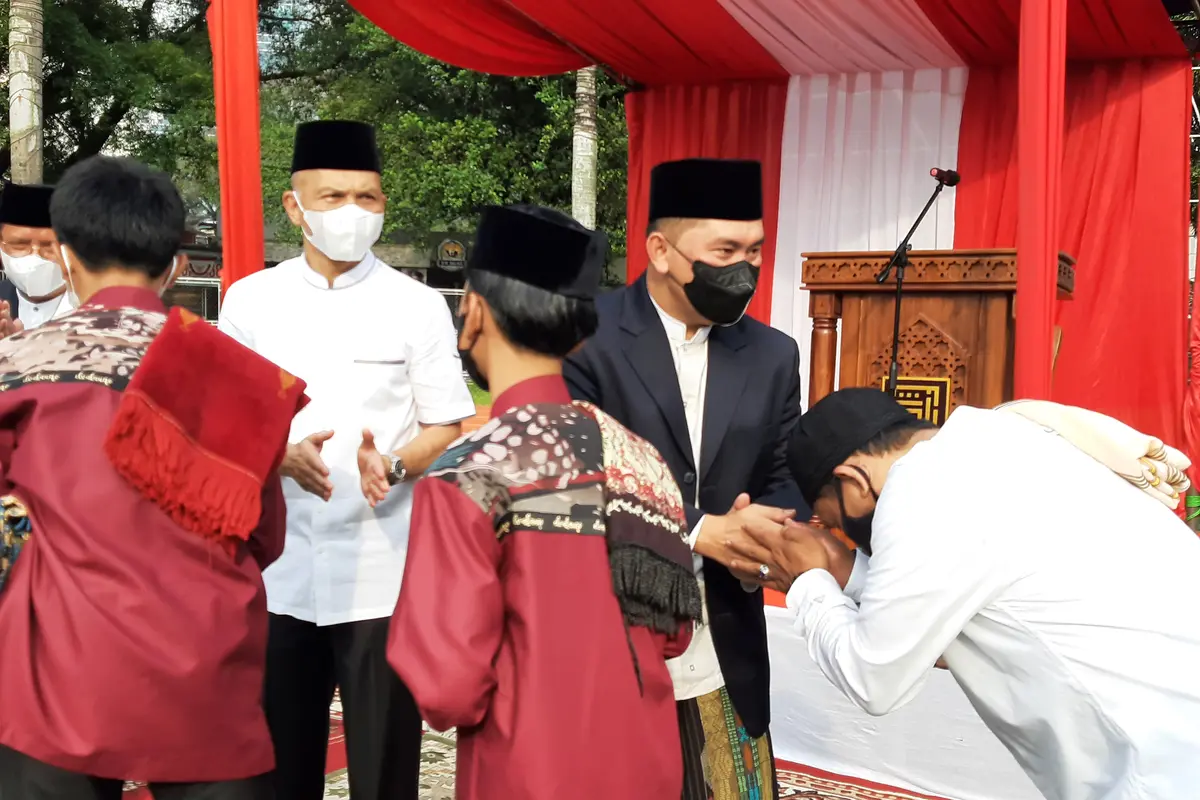 Kapolda Metro Jaya, Irjen Pol Fadil Imran bersama keluarga menunaikan salat IdulFitri di Stadion Presisi, Polda Metro Jaya, Senin (2/5/2022).
