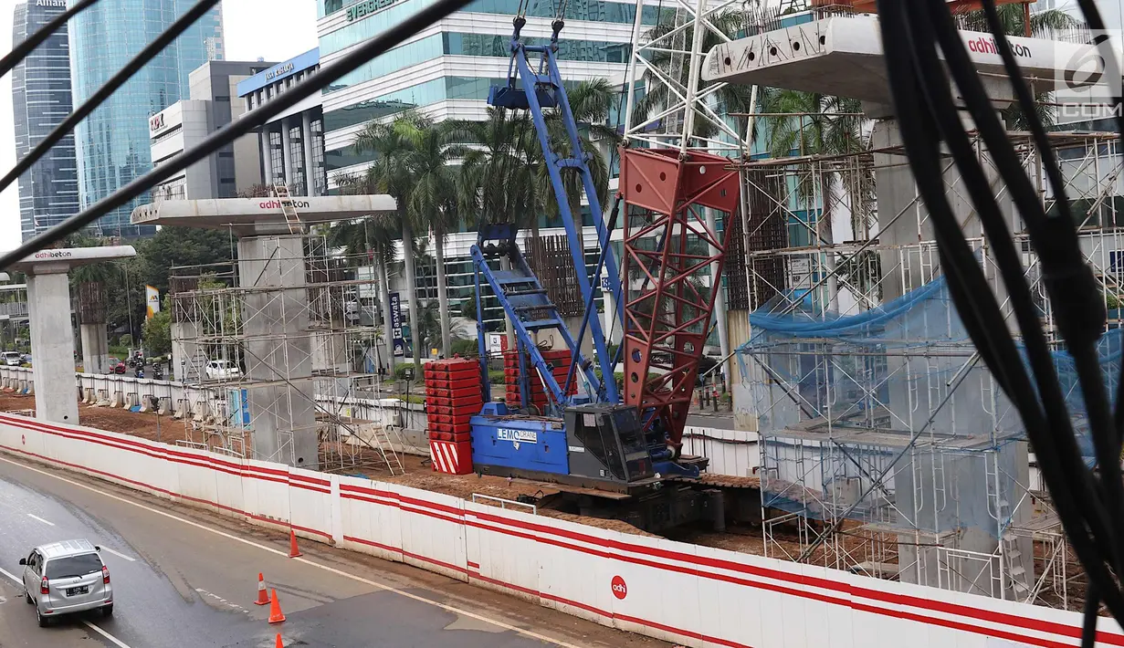 Suasana konstruksi layang proyek LRT yang sepi dari aktivitas di kawasan Kuningan, Jakarta Selatan, Rabu (21/2). Namun untuk bagian bawah pengerjaan tetap dilakukan. (Liputan6.com/Immanuel Antonius)