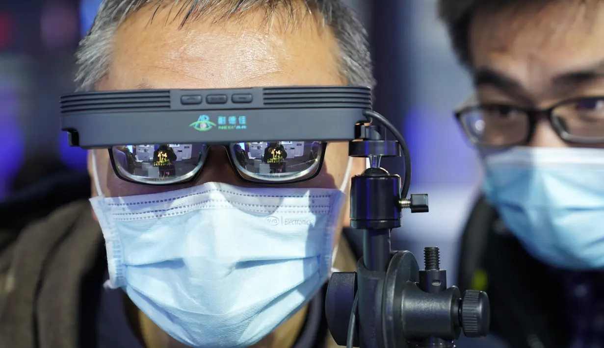 Seorang pria mencoba kacamata VR dalam pameran teknologi dan produk baru pada Konferensi Fiksi Ilmiah China 2020 di Beijing, China, 1 November 2020. Konferensi Fiksi Ilmiah China kelima dibuka pada Minggu (1/11) di Beijing. (Xinhua/Ju Huanzong)