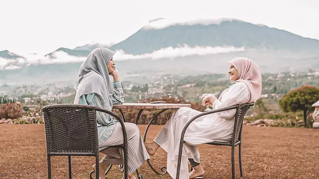 6 Momen Kebersamaan Zaskia dan Shireen Sungkar saat Liburan di Puncak, Nikmati Alam