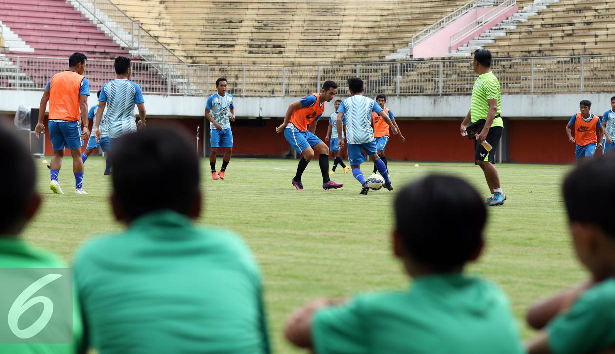 Pemain Gresik United saling berebut bola saat latihan uji lapangan jelang laga Piala Presiden 2017 di Stadion Maguwoharjo, Sleman, Jumat (3/2). Gresik United akan berhadapan dengan Mitra Kukar, Sabtu (4/2). (Liputan6.com/Helmi Fithriansyah)