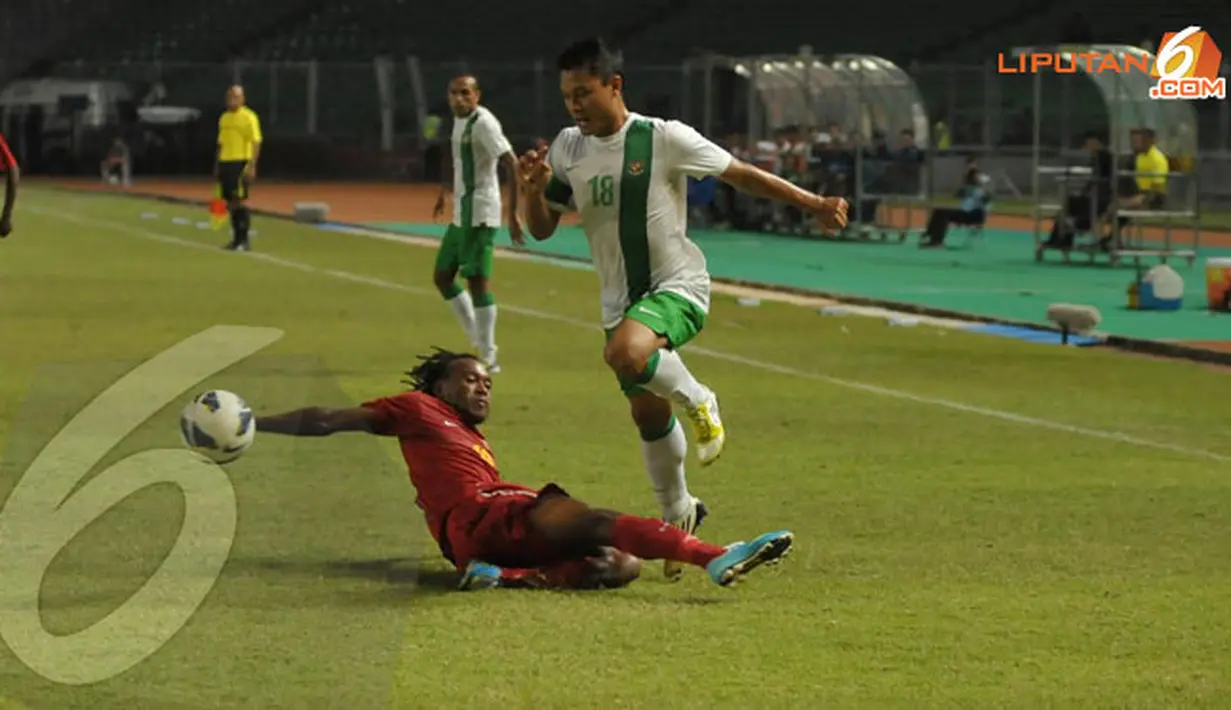 Dedi Kusnandar (nomor 18) harus loncat menghindari permainan tackling keras yang dilakukan pemain Papua Nugini (Liputan6.com/Helmi Fithriansyah)