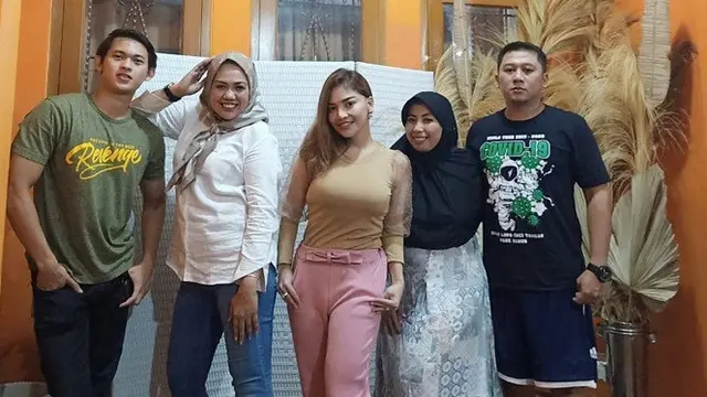 Sempat Berseteru, Ini 7 Potret Kebersamaan Elly Sugigi dan Irma Darmawangsa