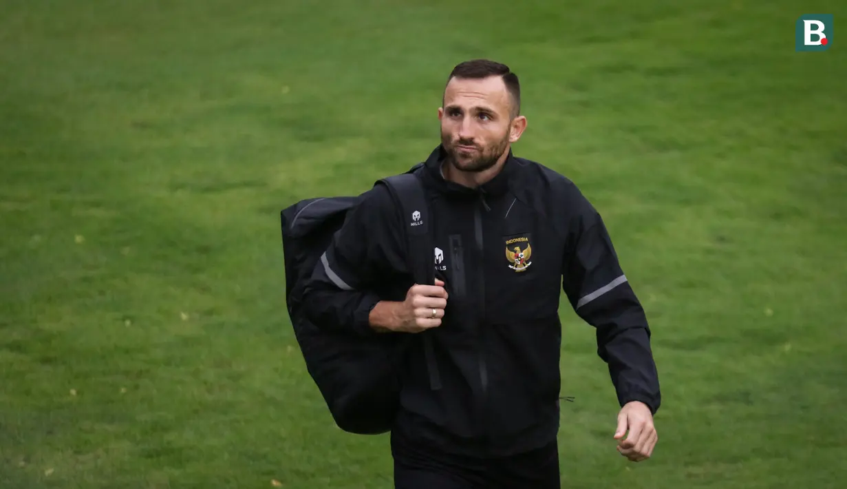 Pemain Timnas Indonesia, Ilija Spasojevic kembali mendatangi tempat latihan untuk persiapan menjelang laga leg pertama semifinal Piala AFF 2022 menghadapi Vietnam di Lapangan A, Kompleks Gelora Bung Karno, Jakarta, Rabu (04/01/2023). (Bola.com/Bagaskara Lazuardi)