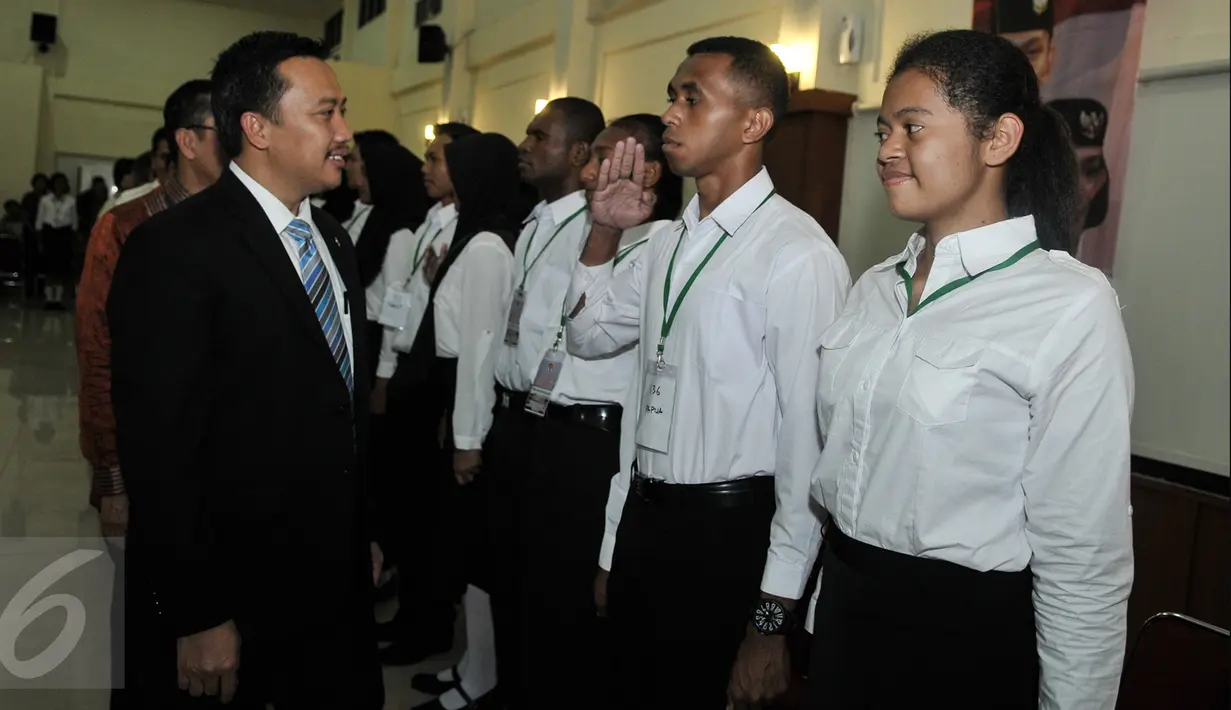 Menteri Pemuda dan Olah raga, Imam Nahrawi saat melihat para peserta Paskibraka saat pembukaan Diklat Paskibraka 2016 di Gedung PP-PON, Cibubur, Jakarta, Rabu (27/7).(Liputan6.com/Yoppy Renato)
