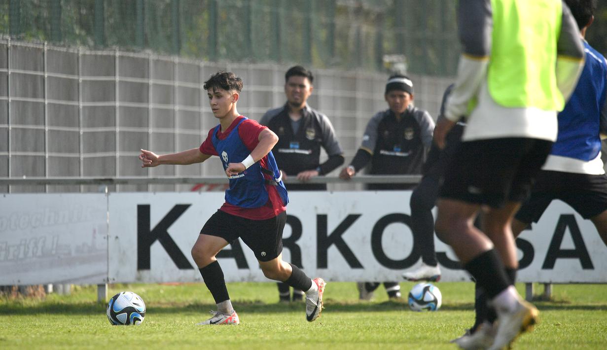 Amar Rayhan Brkic (kiri), saat melakukan latihan bersama pemain Timnas Indonesia U-17 lainnya dalam pemusatan latihan di Jerman. Timnas Indonesia U-17 mendapat tambahan amunisi untuk bersaing di Piala Dunia U-17 2023. Sosok tersebut adalah Amar Rayhan Brkic, pemain diaspora asal Jerman yang saat ini membela Hoffenheim U-17. (Dok.PSSI)
