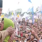 Prabowo Subianto dipeluk seorang emak-emak saat melakukan kampanye di Nusa Tenggara Barat di lapangan Karang Pule, Mataram, Selasa, (26/3/2019). (Merdeka.com/Muhammad Genantan Saputra)