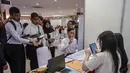 Para penyandang disabilitas menunggu untuk menyerahkan formulir lamaran mereka dalam bursa kerja yang diselenggarakan pemerintah daerah di Surabaya, Jawa Timur, pada Selasa 25 November 2025. Hari ini, Selasa 25 November 2025, para pencari kerja penyandang disabilitas terlihat antusias menunggu giliran untuk menyerahkan formulir lamaran dalam bursa kerja yang diselenggarakan oleh Pemerintah Kota Surabaya, Jawa Timur. (JUNI KRISWANTO/AFP)