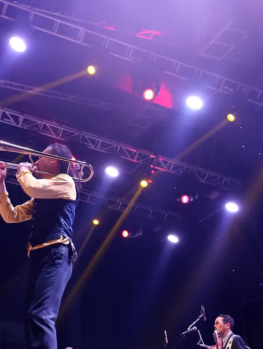 Band yang terbentuk pada tahun 1985 memang tidak beranggotakan kaum muda, tetapi karya mereka dan penampilan mereka sangatlah memukau para pengunjung dan penikmat musik jazz tanah air. (Andy Masela/Bintang.com)
