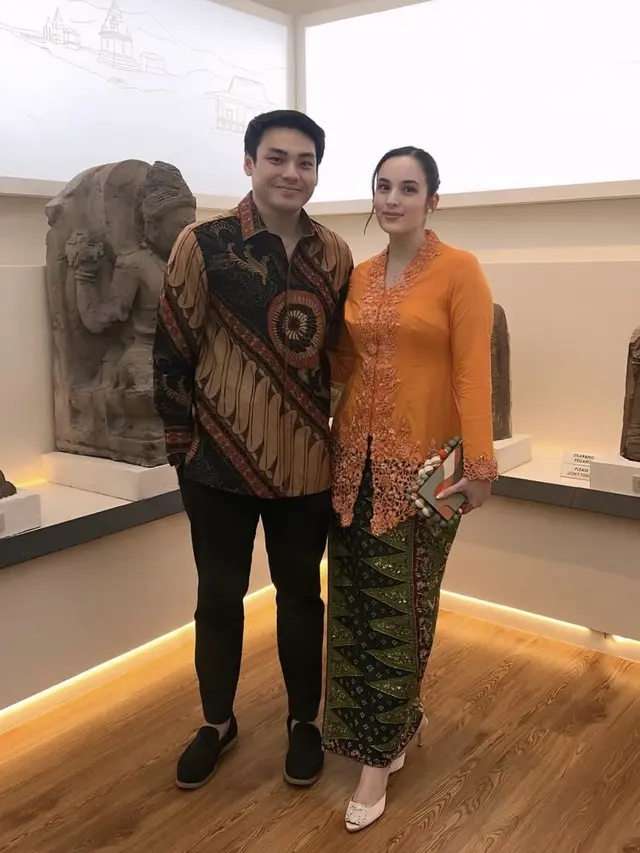 Gaya Ibu Pejabat dan Publik Figur Kenakan Kebaya Mencuri Perhatian saat Pameran Tionghoa. [@chelseaislan]