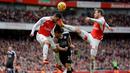 Duel udara pemain Arsenal dan Leicester City dalam laga Liga Inggris di Stadion Emirates, London, Minggu (14/2/2016). (Action Images via Reuters/ Tony O'Brien)