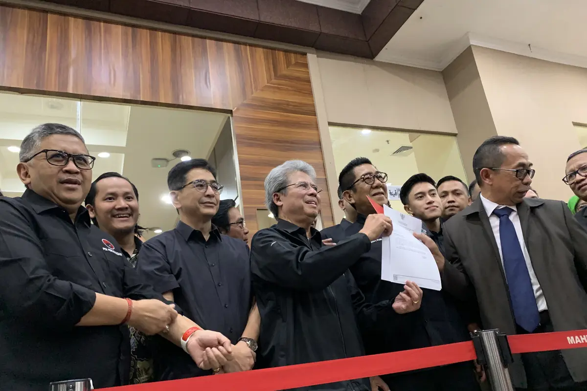 Deputi hukum Tim Pemenangan Nasional (TPN) Ganjar Pranowo dan Mahfud Md, resmi mendaftarkan gugatan permohonan perkara Perselisihan Hasil Pemilihan Umum (PHPU) 2024 ke Mahkamah Konstitusi (MK), Sabtu (23/3/2024) (Liputan6.com/Delvira Hutabarat)