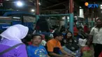 Terminal Grogol yang juga menjadi salah satu terminal bantuan, dipadati pemudik pada Minggu malam.