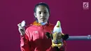 Atlet Para Powerlifting Indonesia, Ni Nengah Widiasih memperlihatkan medali perak Womens Up to 41.00kg Asian Para Games 2018 di Jakarta, Minggu (7/10). Ni Nengah Widiasih berhasil melakukan total angkatan 97 kg. (Liputan6.com/Helmi Fithriansyah)