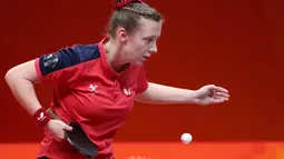 Chloe Thomas dari Wales mengembalikan bola pukulan Mouma Das dari India saat bertanding pada perempat final tim putri di Commonwealth Games 2018 di Gold Coast di Oxenford Studios, Australia (5/4). (AFP Photo/Rick Rycroft)