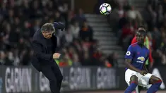 Pelatih Southampton, Claude Puel (kiri) terkena bola saat timnya melawan Manchester United pada lanjutan Premier League di  St Mary's, Southampton, (17/5/2017). MU bermain imbang 0-0 melawan Soton. (Andrew Matthews/PA via AP)