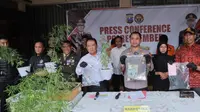 Kapolres Jember AKPBP Moh Nurhidayat (Tengah) bersama Bupati Jember Hendy Siswanto menunjukan Barang bukti tanaman ganja saat konprensi pers di Mapolres Jember (Istimewa)