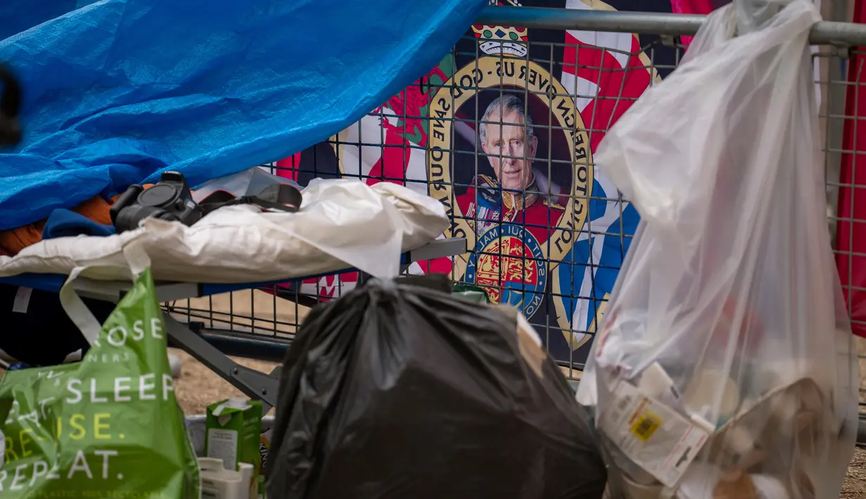 Barang-barang milik para penggemar keluarga kerajaan terlihat diletakkan di sepanjang rute Penobatan Raja di The Mall di London, Selasa, 2 Mei 2023. (AP Photo/Vadim Ghirda)