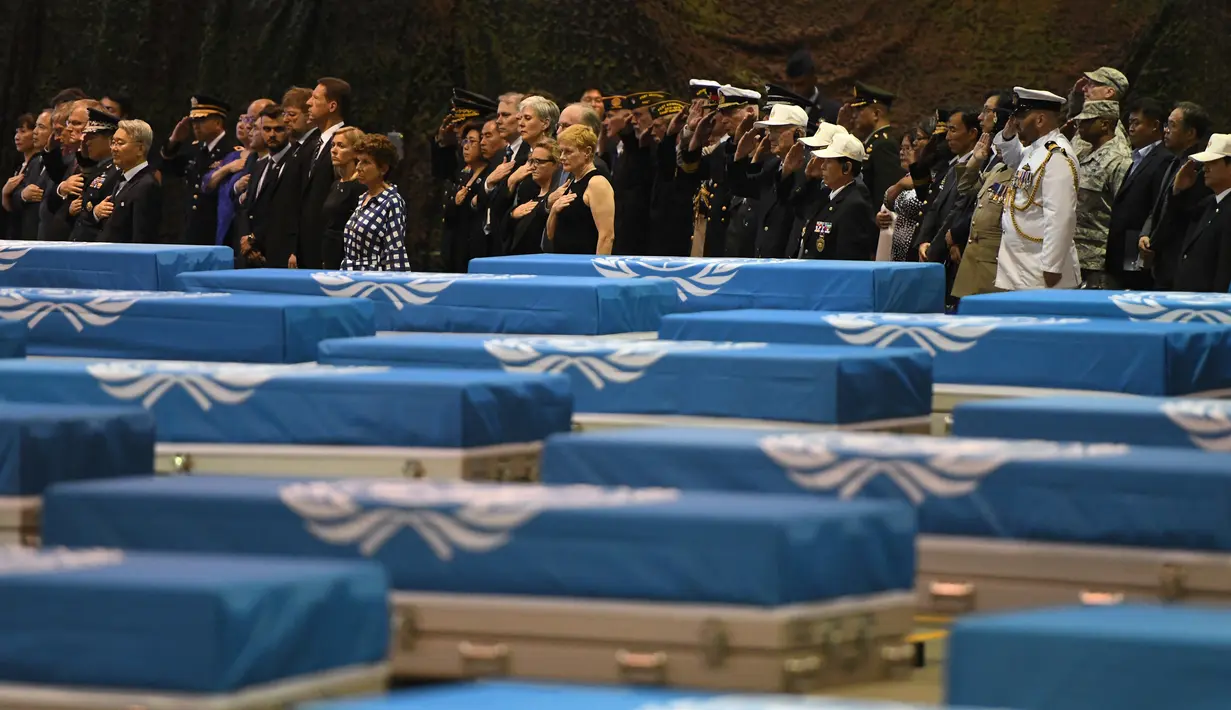 Para tamu memberi hormat kepada tentara Amerika Serikat (AS) yang tewas dalam Perang Korea selama upacara repatriasi di Pangkalan Udara Osan, Pyeongtaek, Korsel, Rabu (1/8). (Jung Yeon-je/Pool/AFP)