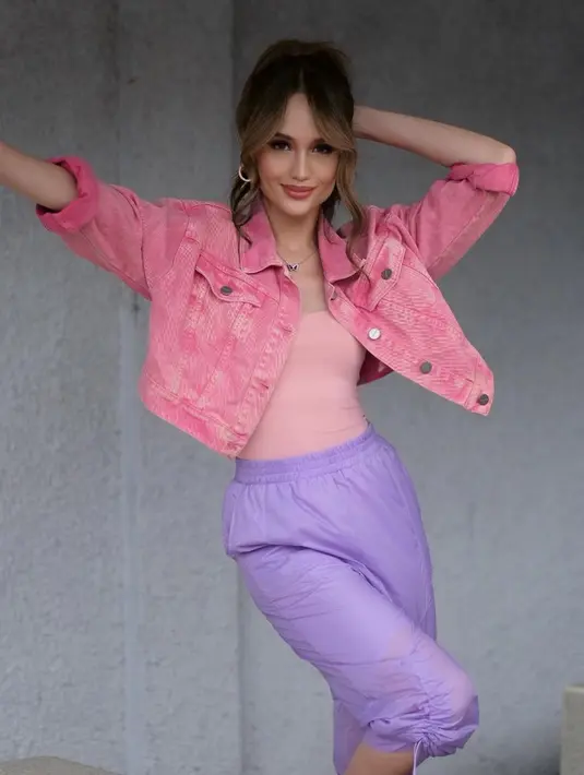 Cinta Laura Kiehl tampil bak Barbie dengan outfit berwarna pastel. Tank top pink dilayernya dengan denim jacket yang juga berwarna pink, lalu dipadu dengan celana dengan aksen serut berwarna ungu, di foto ini Cinta Laura tampil seperti boneka hidup. Foto: Instagram.