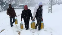 Pengungsi Suriah menghadapi badai salju dalam upaya kabur dari negaranya - AFP