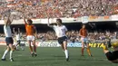 Klaus Allofs mencetak 3 gol dan membawa Jerman Barat menjuarai Piala Eropa 1980 dan meraih sepatu emas untuk dirinya. (www.squawka.com)