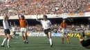 Klaus Allofs mencetak 3 gol dan membawa Jerman Barat menjuarai Piala Eropa 1980 dan meraih sepatu emas untuk dirinya. (www.squawka.com)