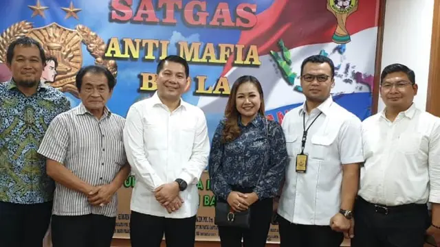 Saksi pelapor, Lasmi Indaryani berfoto bersama Satgas Antimafia Bola Polri. (Foto: Liputan6.com/Lasmi untuk Muhamad Ridlo)
