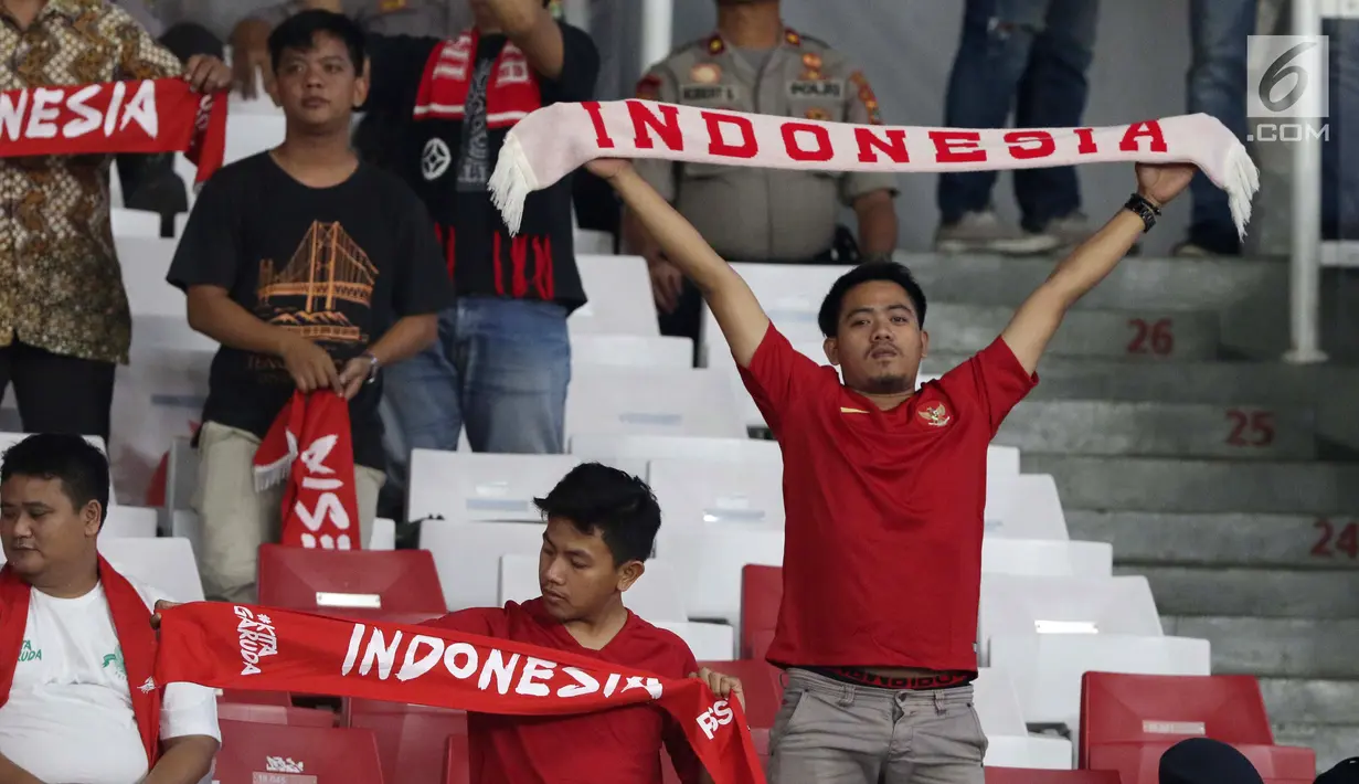 Suporter Tim Garuda membentangkan syal jelang menyaksikan Indonesia melawan Thailand pada laga pada laga Grup G Kualifikasi Piala Dunia 2022 zona Asia di Stadion Utama Gelora Bung Karno, Jakarta, Selasa (10/9/2019). Indonesia kalah 0-3. (Liputan6.com/Helmi Fithriansyah)