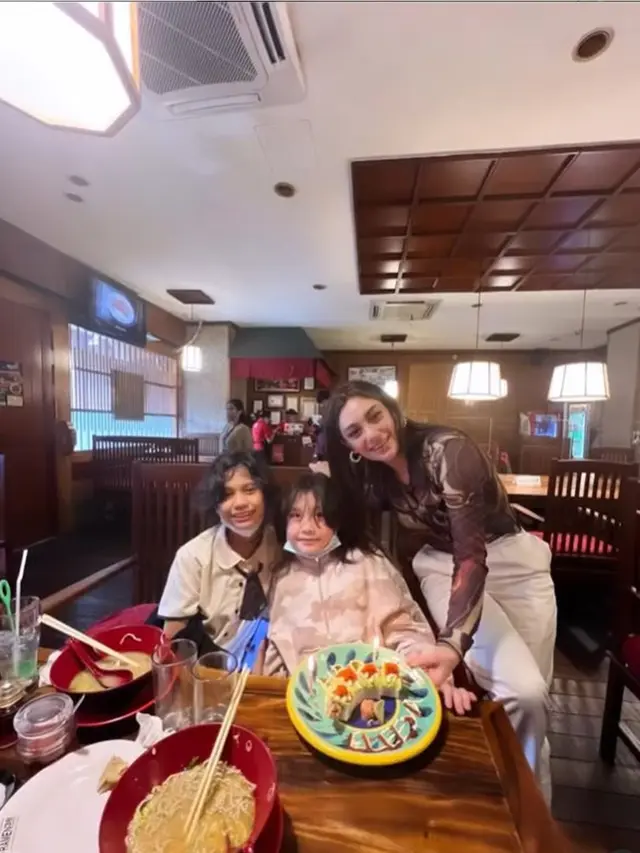 6 Potret Celine Evangelista Bareng Dua Anak Gadisnya, Kompak Bak Kakak Adik