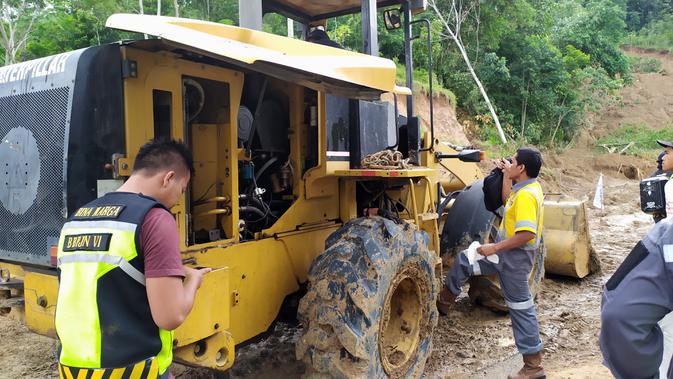Alat berat untuk menyingkirkan materi longsor di Jalan Harkat Jaya - Urug, Kecamatan Sukajaya, Kabupaten Bogor. (Liputan6.com/ Achmad Sudarno)