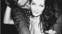 Catherine Zeta-Jones Rayakan Ulang Tahun ke-55 dengan Bagikan Foto Telanjangnya untuk Suaminya yang Genap 80 Tahun