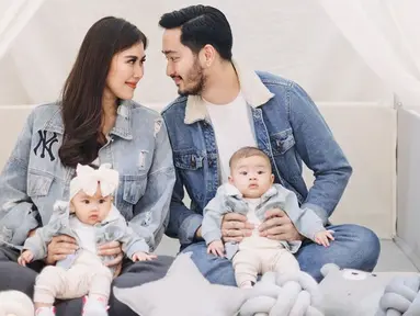 Baru-baru ini Syahnaz serta sang suami bersama kedua buah hatinya melakukan pemotretan keluarga. Pada penampilannya kali ini, mereka memilih menggunakan busana bertema denim. (Liputan6.com/IG/@syahnazs)