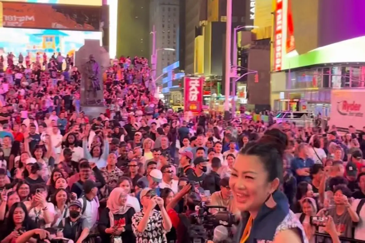 Fitri Carlina manggung di Times Square, NYC. (Instagram/ fitricarlina)