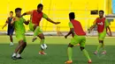 Sejumlah pemain Persebaya Surabaya berlatih di Stadion H Agus Salim, Padang, Jumat (16/1/2015). Persebaya akan berhadapan dengan Semen Padang di laga perdana SCM Cup 2015 grup A.  (Liputan6.com/Johan Tallo)