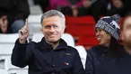  Seorang suporter menggunakan topeng pelatih Chelsea Jose Mourinho pada laga Liga Premier Inggris di Stadion Britania, Minggu (8/11/2015) dini hari WIB. Mourinho dilarang mendampingi timnya oleh Football Association ( FA ). ( Reuters/ Ed Sykes)