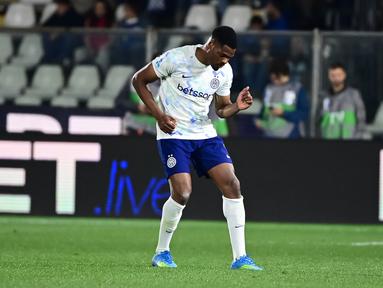 Selebrasi penyerang Inter Milan, Marcus Thuram saat mencetak gol ke gawang Como dalam lanjutan Serie A, Senin (13/4/2026) dini hari WIB. (AFP/Cruciatti Piero)