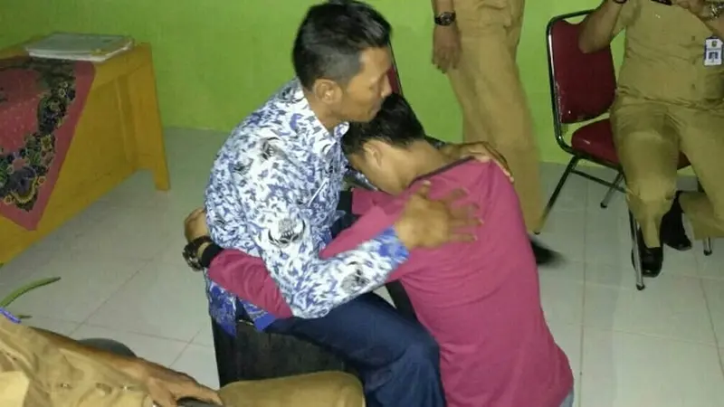 Kepala sekolah merangkuk siswa yang telah memukulinya karena keterbatasan biaya.