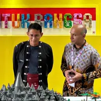 Sandiaga Uno dan Rohan Mathur sedang melihat pameran instalasi LEGO candi borobudur (magnifique indonesia).