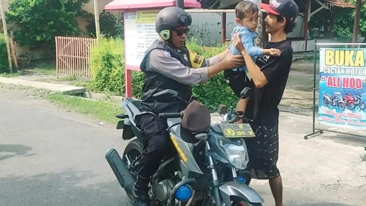 Balita yang ditemukan warga diantar ke orangtuanya oleh Bhabinkamtibmas. (Liputan6.com/Polres Pemalang)